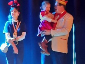 Schulsitzung und Rundgang durch Geschäfte